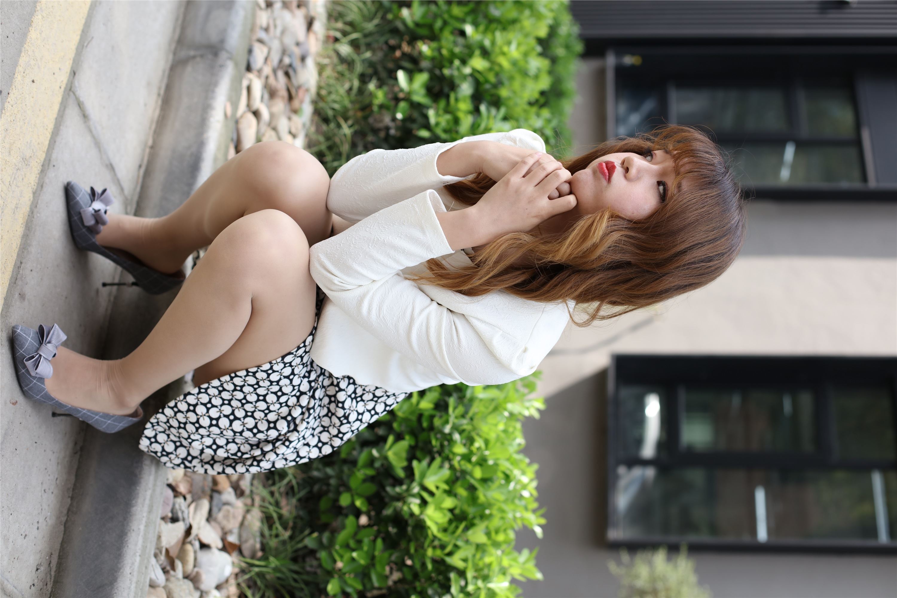 Ness Photo NO.095 Gao Gao - Sitting in the courtyard to look at the shredded meat